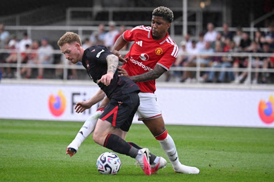 Manchester United lost 0-1 to Championship side Wrexham in their first pre-season friendly! £50 million midfielder makes debut, Carrick's plan revealed