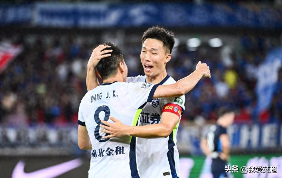 Wuhan Three Towns defeated Shenzhen New Peng City 2-0, securing their first win in 11 rounds, and with one game in hand, they are now just 3 points behind Qingdao Hainiu. A 21-year-old rising star scored his debut goal.