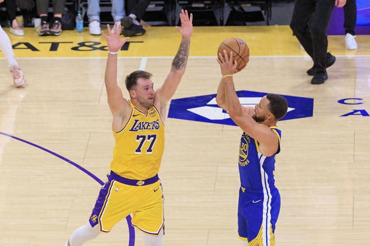 LeBron was absent, and despite Doncic&#39;s 43 points, 12 rebounds, and 9 assists, he couldn&#39;t carry the team alone; Curry scored 23 points as the Warriors comfortably defeated the Lakers.