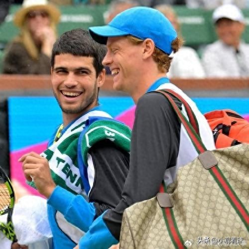 With the Australian Open approaching, Alcaraz faces dual pressures, risking a "lightning" overtake by Sinner