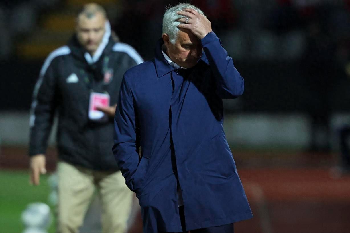 The 8th dismissal? Mourinho might be terminated one year early, coaching Benfica and catching internal troublemakers again.