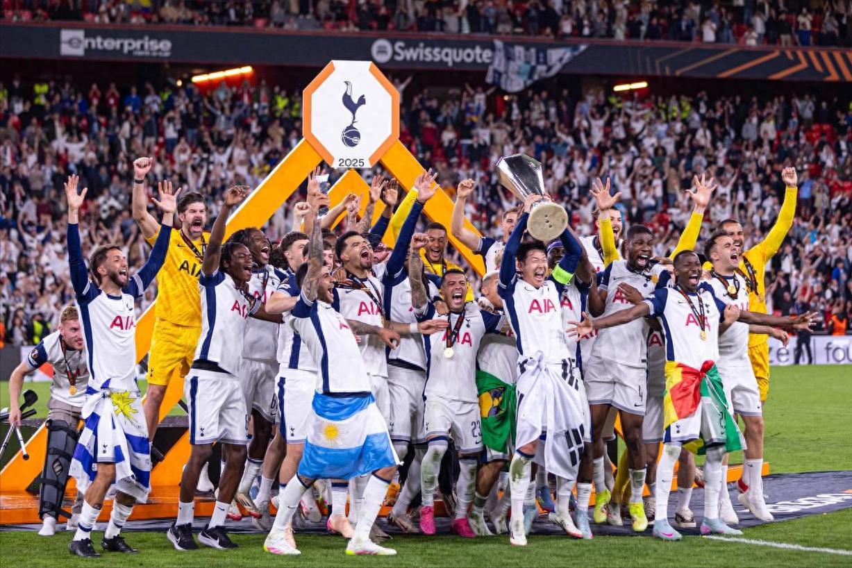 Tottenham Hotspur defeated Manchester United 4 times in the 1-0 season to win the Europa League, breaking the 17-year title drought and the Premier League Birds won 4 titles