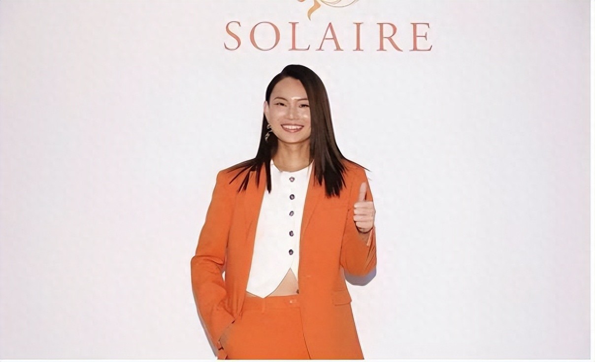 Dai Ziying's pretty orange suit looks eye-catching! She is a platform for the Manila resort