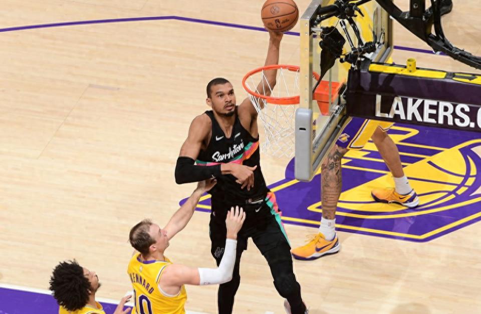 Vembanya sets a record with 40+12 in just 26 minutes! Spurs secure 5th straight win over depleted Lakers; Kastle exits due to injury
