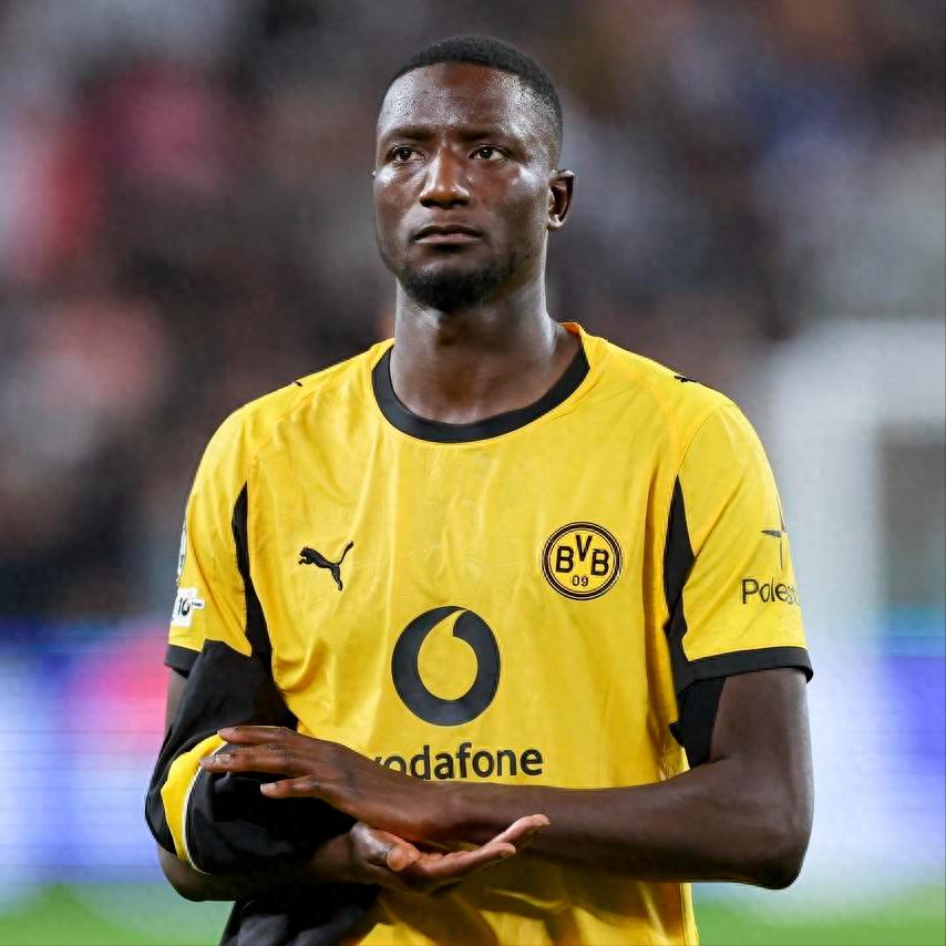 100 million euros to sign Götze as Lewandowski's replacement; Flick strongly recommends; last season 38 goals and 9 assists; Barca faces internal disagreements.