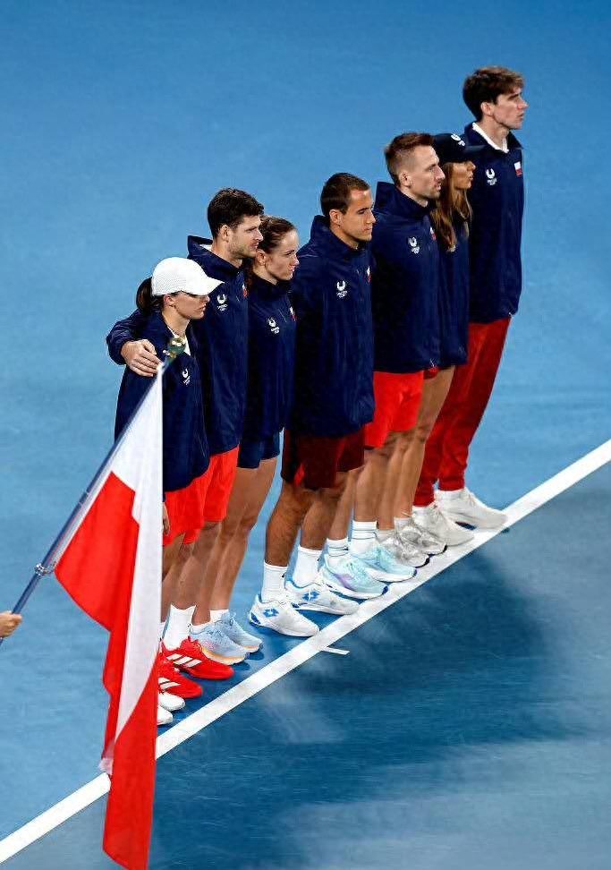 Poland stages a comeback to win their first United Cup; Bencic delivers a bagel but in vain, Wawrinka criticized as a liability