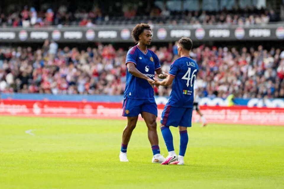 Manchester United secured their first preseason victory with a commanding 5-0 win over Rosenborg. Zirkzee contributed both a goal and an assist, boosting his chances of staying at the club, while three young talents impressed and could earn promotion.