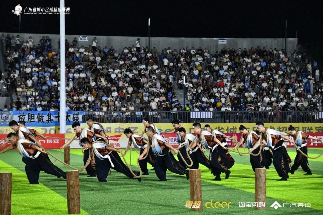 Celebrating the Dragon Boat Festival at the Guangdong Super League — a water-land connection between dragon boats and football!