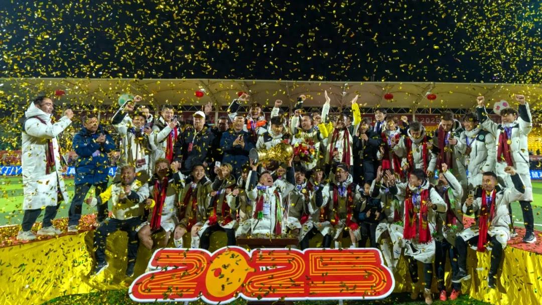 Xinjiang Football in the Heated Winter Season — Those Xinjiang Footballers Returning Home