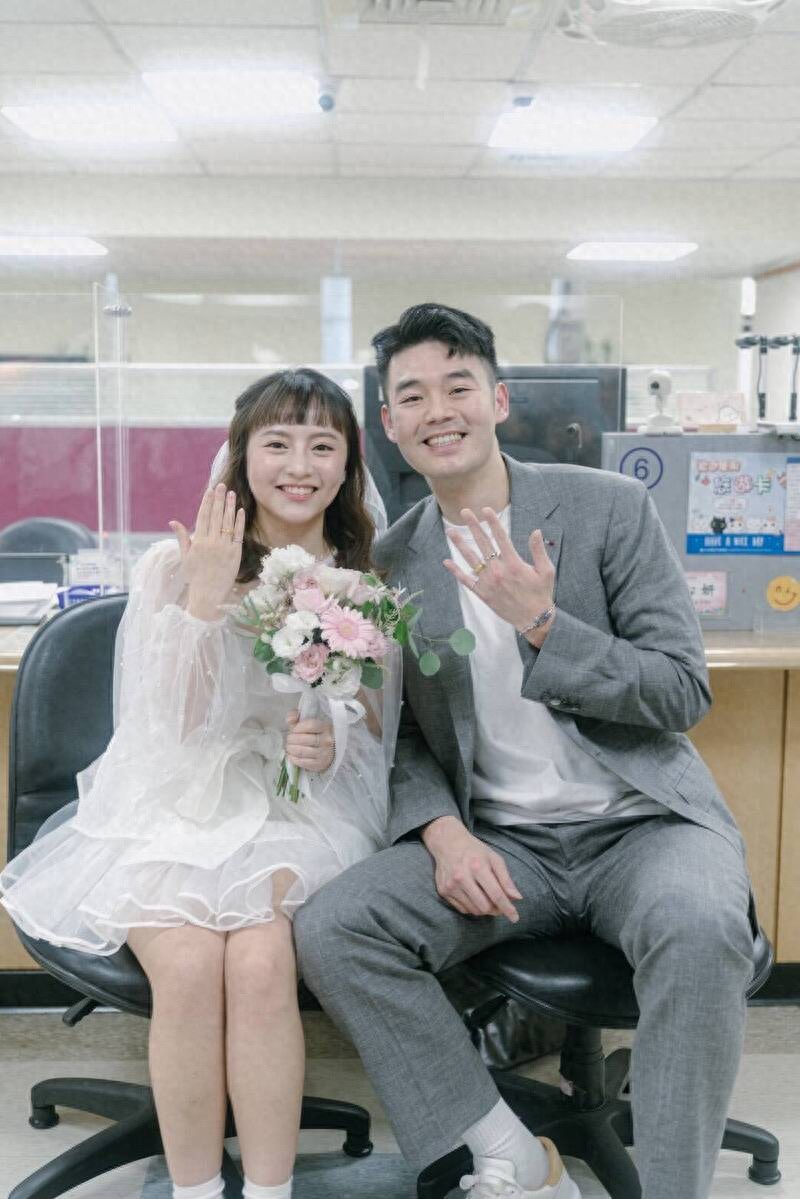 The two-time Olympic badminton men's doubles gold medalist officially completed the marriage registration and bid farewell to the golden bachelor