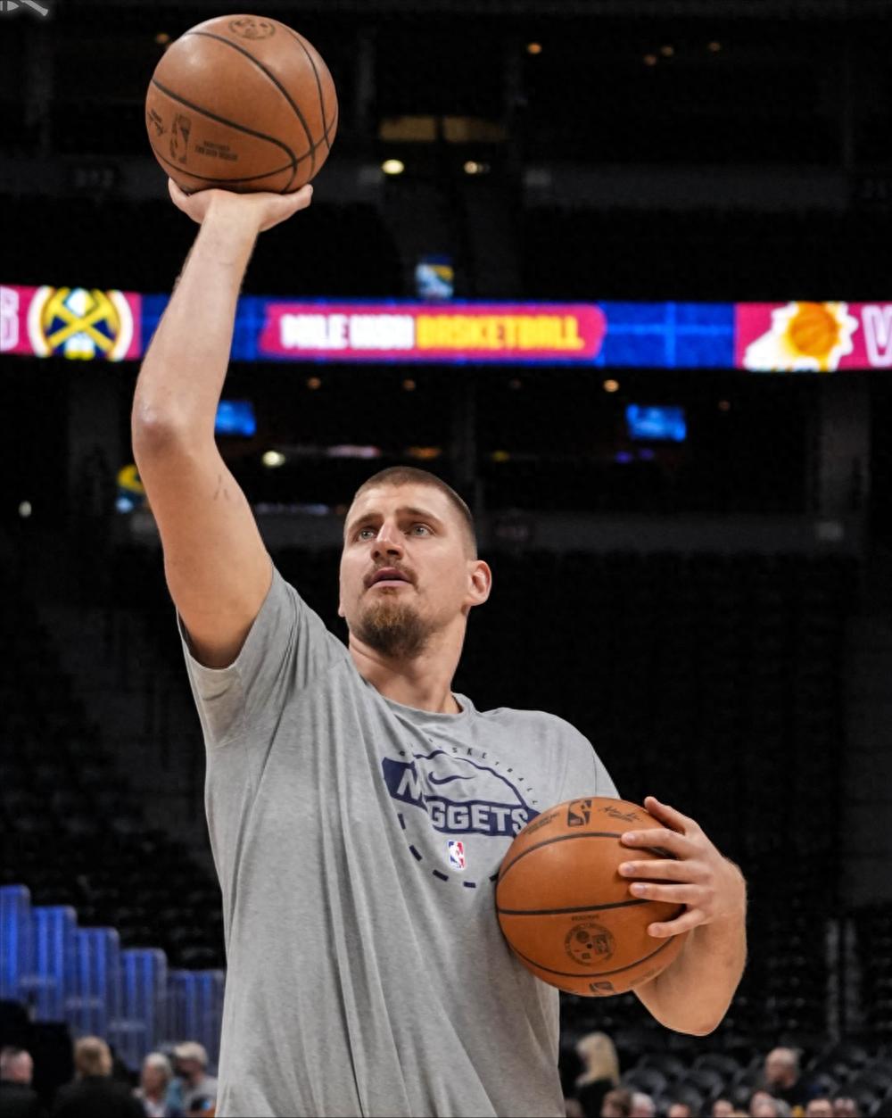 Jokic recorded a triple-double through three quarters without attempting a shot in the first half! Gordon delivered a stunning dunk as seven Nuggets players scored in double figures, easily defeating the Suns.