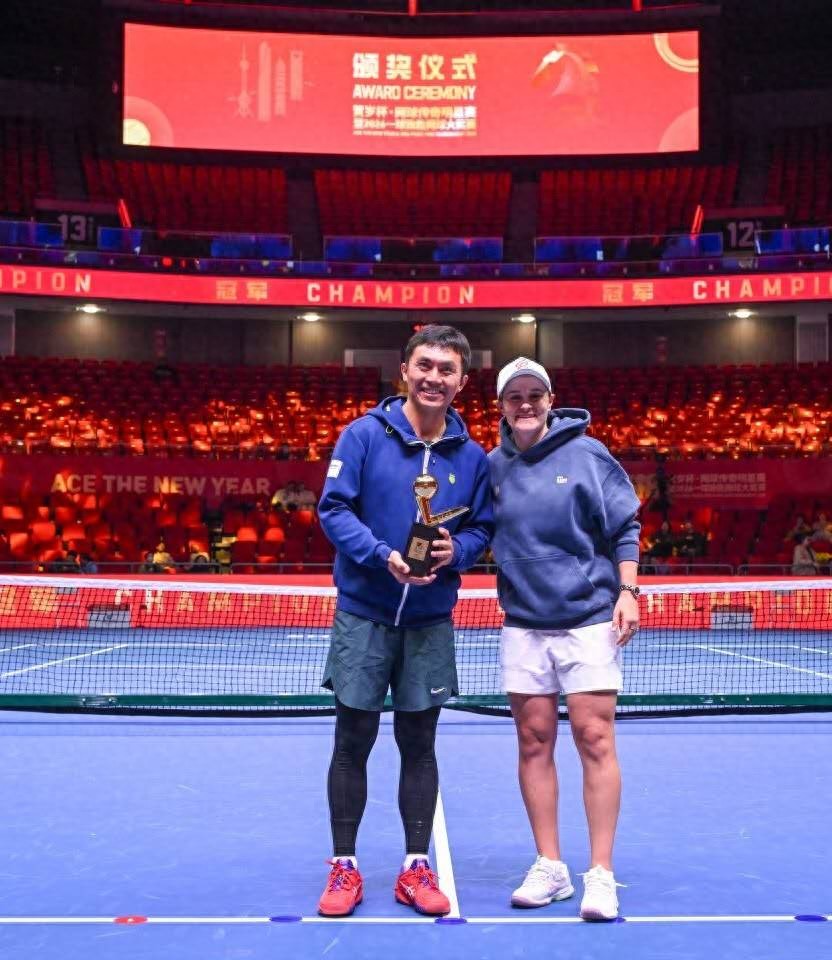 On the fifth day of the Year of the Horse, the "God of Wealth" arrived, with Sun Yiming clinching victory by a single point to lift the trophy, marking a successful conclusion to the Shanghai New Year Cup.