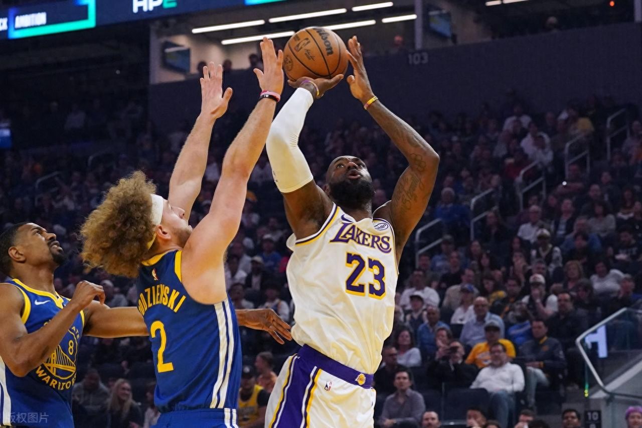 Three quarters and clock out! LeBron with 22+7+9, Doncic 26+6+8, Lakers crush Warriors to end 3-game losing streak