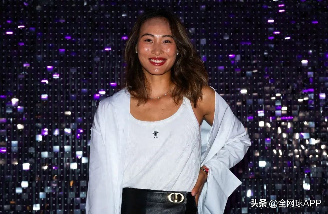 Dressed up to attend the players' dinner, Zheng Qinwen welcomes his debut in Dubai tonight!