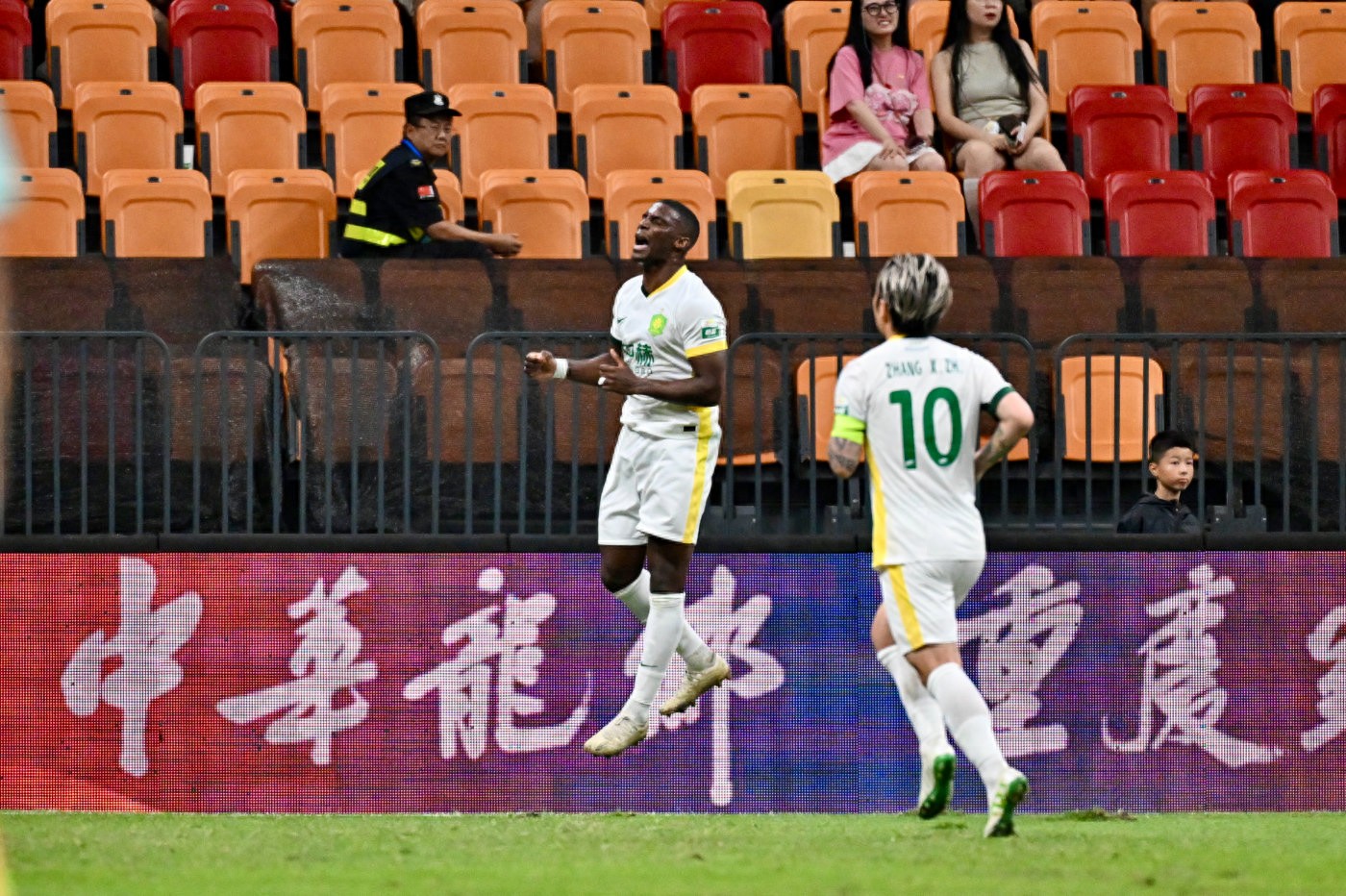 Beijing Guoan: Stunning Comeback Ends Chongqing's Home Unbeaten Run, Strong May Finish Boosts Confidence
