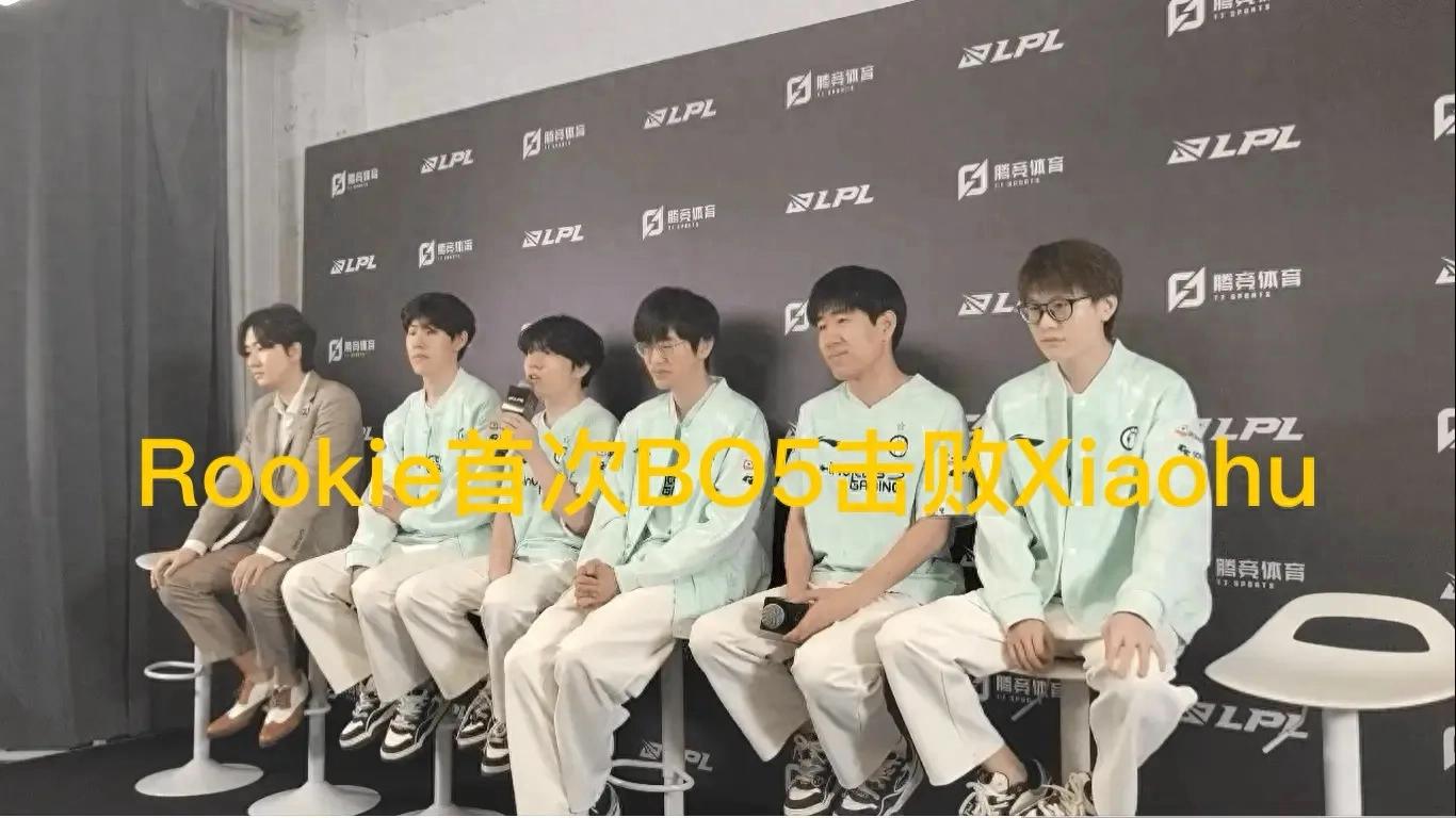 Rookie had a disbelieving expression on his face, and BO5 defeated Xiaohu for the first time, and he had an embarrassing interview after the game