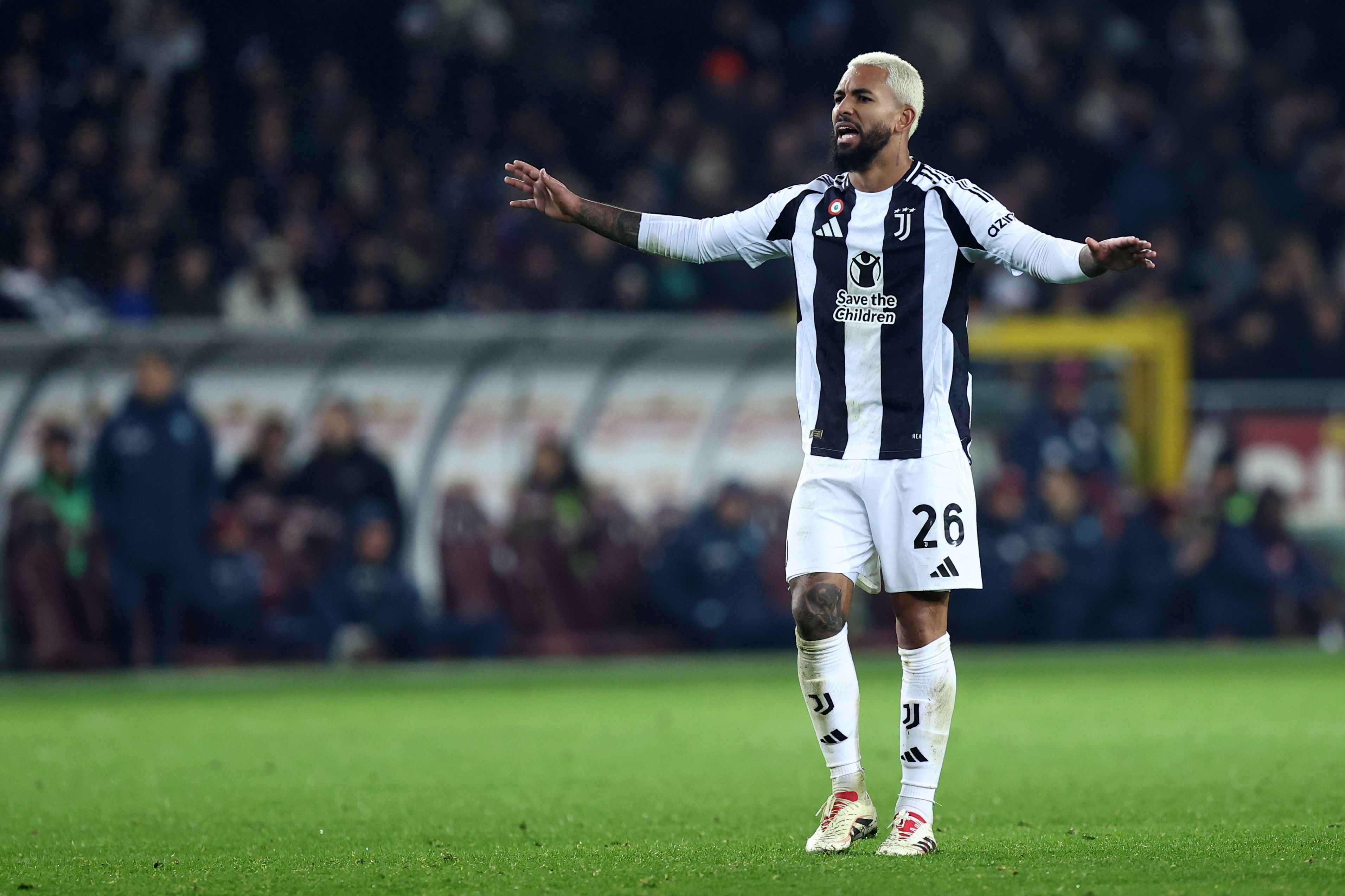 Back in the Premier League and playing in the Champions League? Nottingham Forest are interested in Douglas Luiz The player is willing to leave