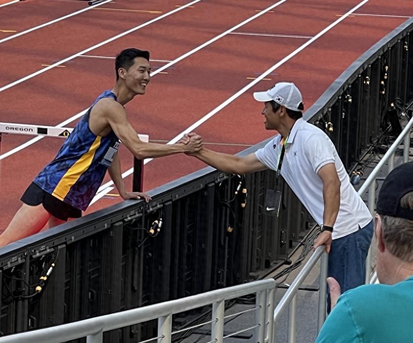 Kim Do-jun, the coach of men's high jump star Woo Sang-hyuk, was awarded the Asian Athletics Federation Best Coach Award