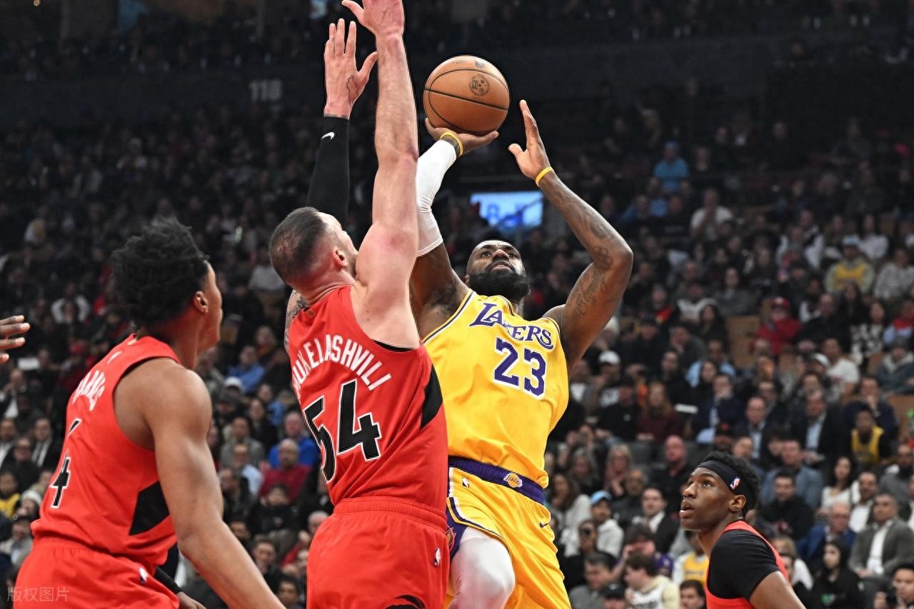 詹姆斯的輝煌紀錄被終結!里夫斯砍下44分11助攻,八村塁三分絕殺,湖人險勝猛龍