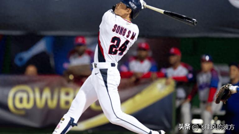 The South Korean team suffered a severe blow in the World Baseball Classic as their 12-team tournament captain Song Sung-mun injured his oblique muscle and may be unable to play.