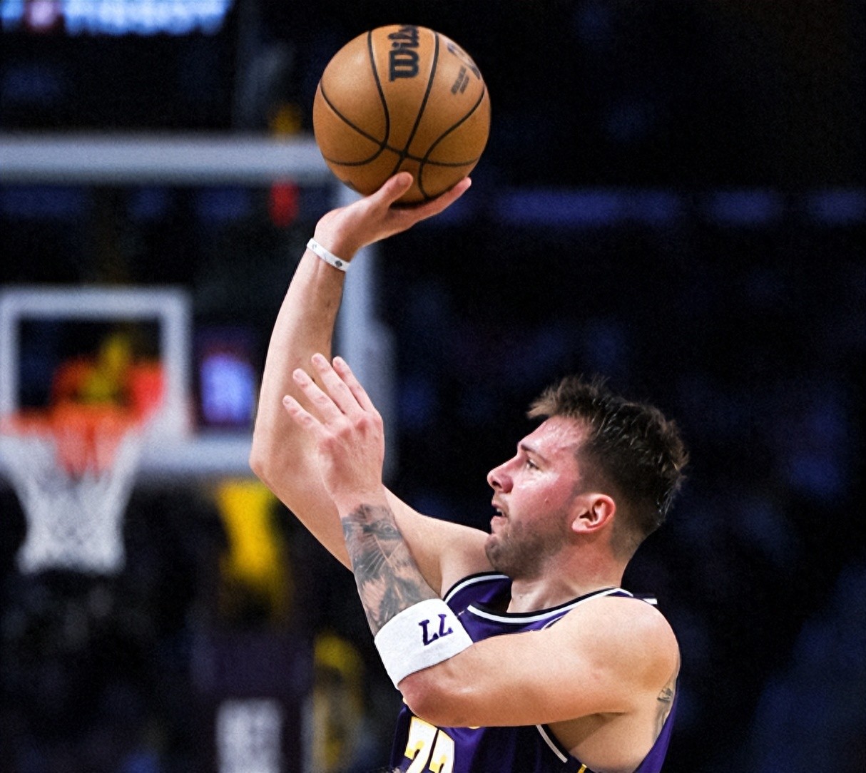 Five consecutive wins! Doncic records 32+9+13+5, Ayton posts 22+10, Vembanyama struggles, Spurs lose to Lakers despite seven players scoring in double figures
