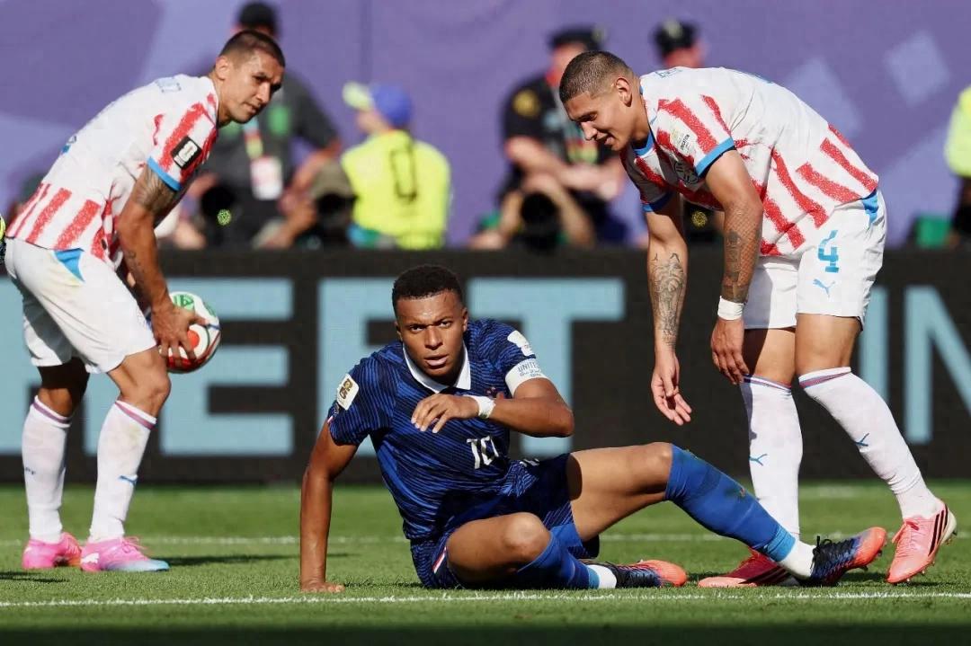 Opponent committed 13 fouls without a single yellow card? Mbappe unafraid of the hunt, France refuses to be upset.