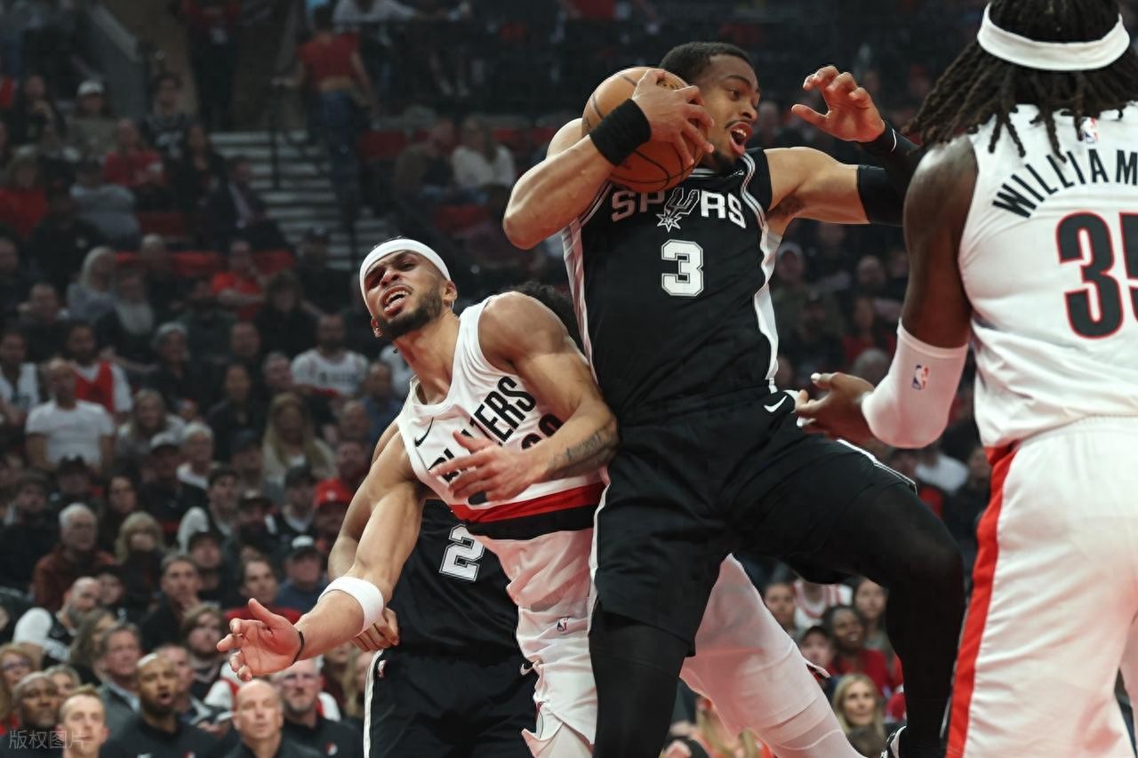 Yang Hansen played in the final quarter! Wembanyama absent, Castle scores 33 points, Spurs overcome 15-point deficit to beat Trail Blazers 2-1