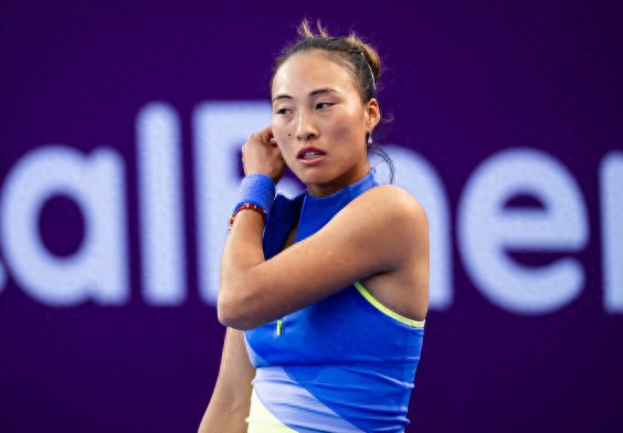 Zheng Qinwen's match postponed, Alcaraz subdues young Fonseca, Draper blasted by Opelka, De Minaur loses to his nemesis again.