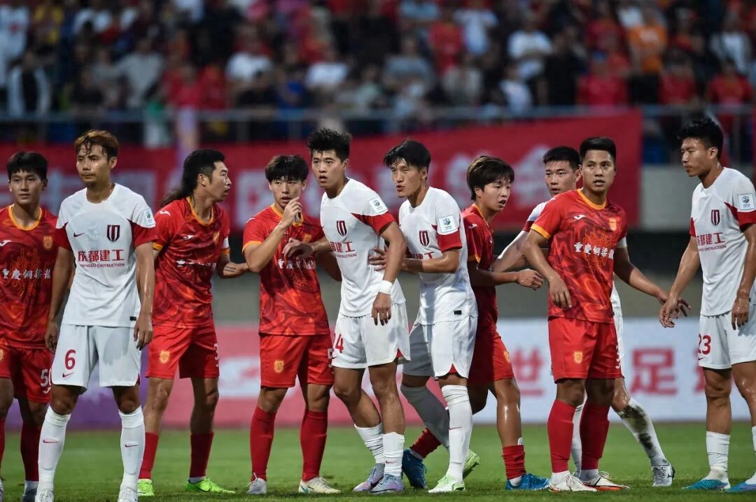 After 17 years, the "Chuan-Yu Derby" returns to the Chinese Super League! Tongliang Long hosts Chengdu Rongcheng, continuing the saga of rivalry and passion.