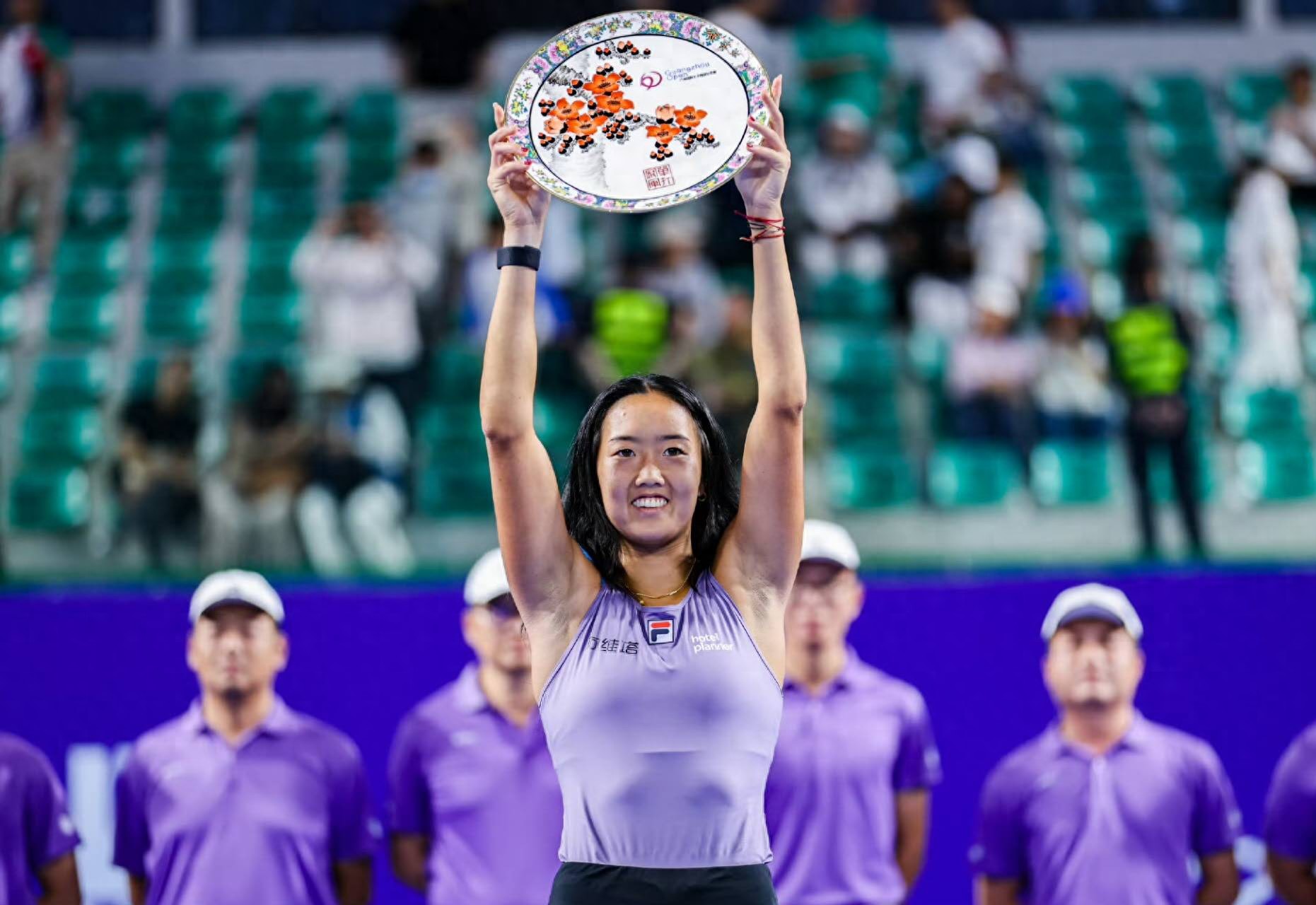 Jinnie Lee claims the title! The iconic song "Yellow Race" echoes through the Guangzhou Open as Zhang Shuai is honored as the "Honorary Runner-up"