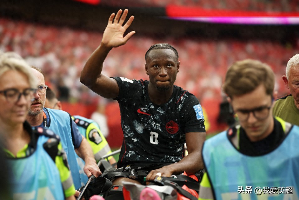 Heart-wrenching! 24-year-old Canadian star suffers severe leg injury with deformed shin, teammates in tears: they hold up his jersey after scoring as a tribute