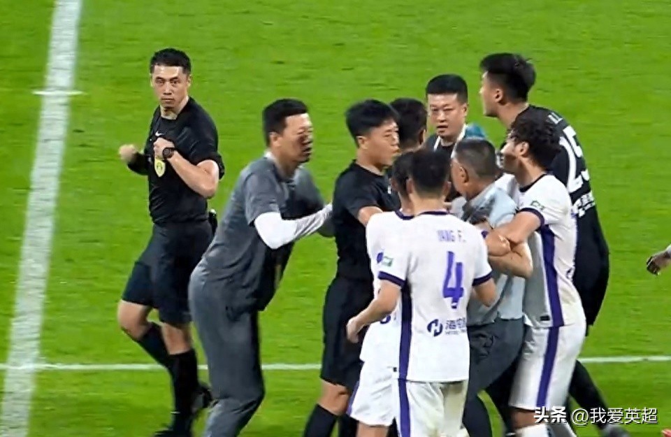 Controversy? A high-profile Chinese Super League referee disallowed a last-minute equalizer! Angry Tianjin Jinmen Tiger players surrounded him, and he was escorted off the pitch by security.