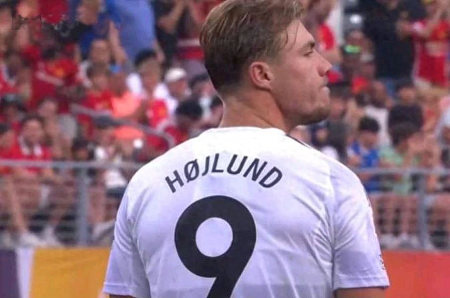 Manchester United aims to sell Hojlund for £30 million! They remain confident in securing Sesko for £90 million without needing to sell players first.