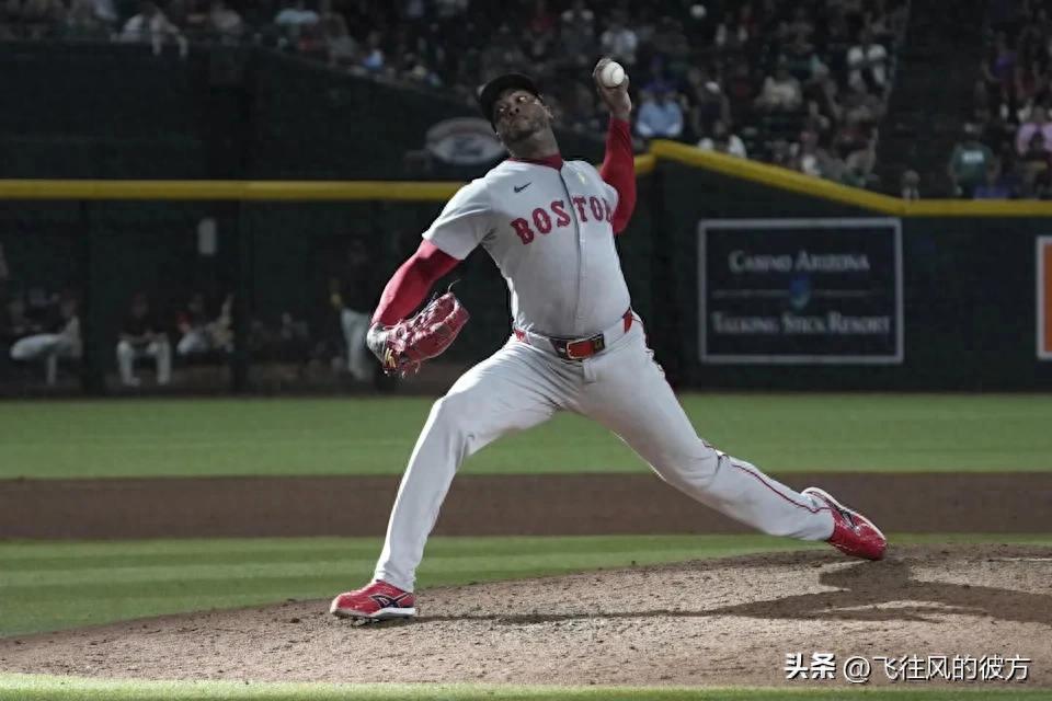 Blazing 4 strikeouts in a single inning! The 37-year-old Red Sox &#34;fireballer&#34; Chapman has now gone 17 consecutive games without allowing a run.