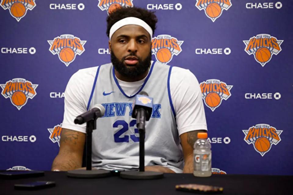 Details of Mitchell Robinson's right hand fracture have been revealed! He responds to fans and haters, expected to play through injury in Game 1 of the Finals.