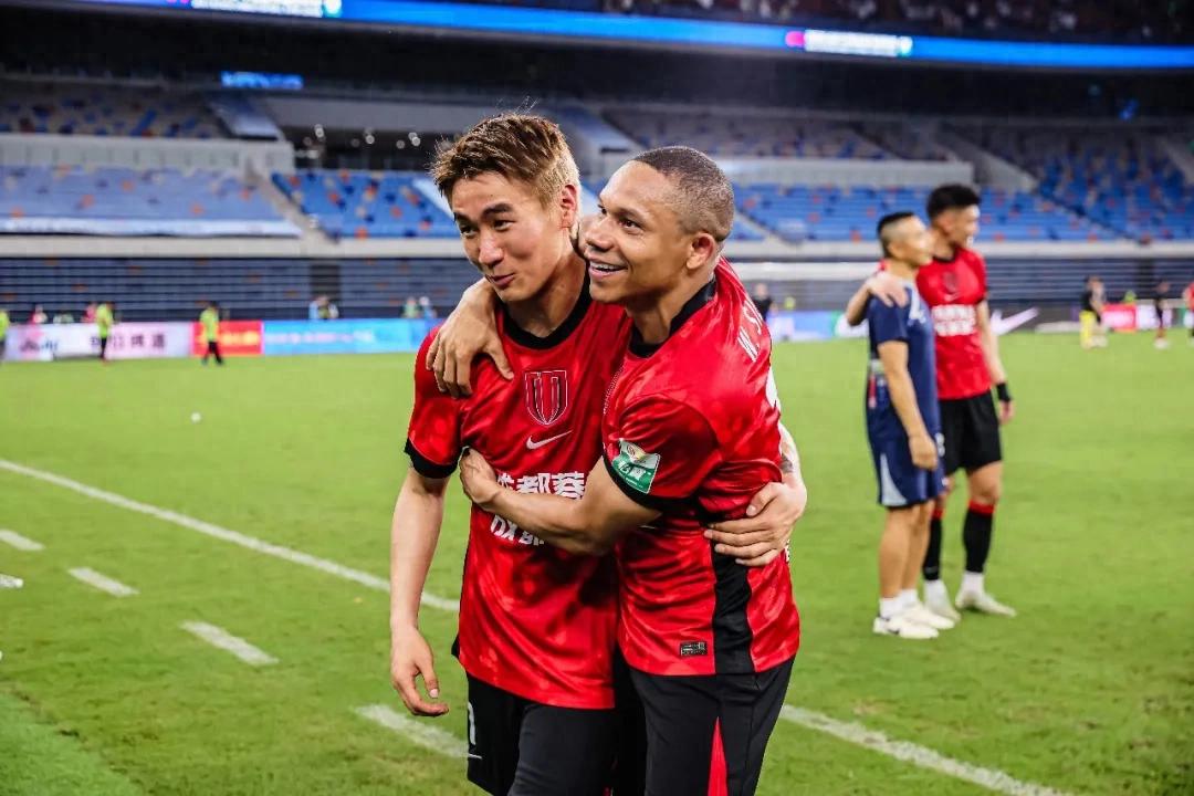 The former captain turned against his old team, while the new captain delivered a last-second winner! The Chinese Super League's second half resumes, and Chengdu Rongcheng shows no signs of slowing down.
