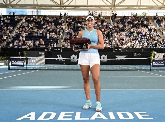 Top players gather in Adelaide, Alcaraz wins two major awards, Raducanu partners with Uniqlo alongside Federer