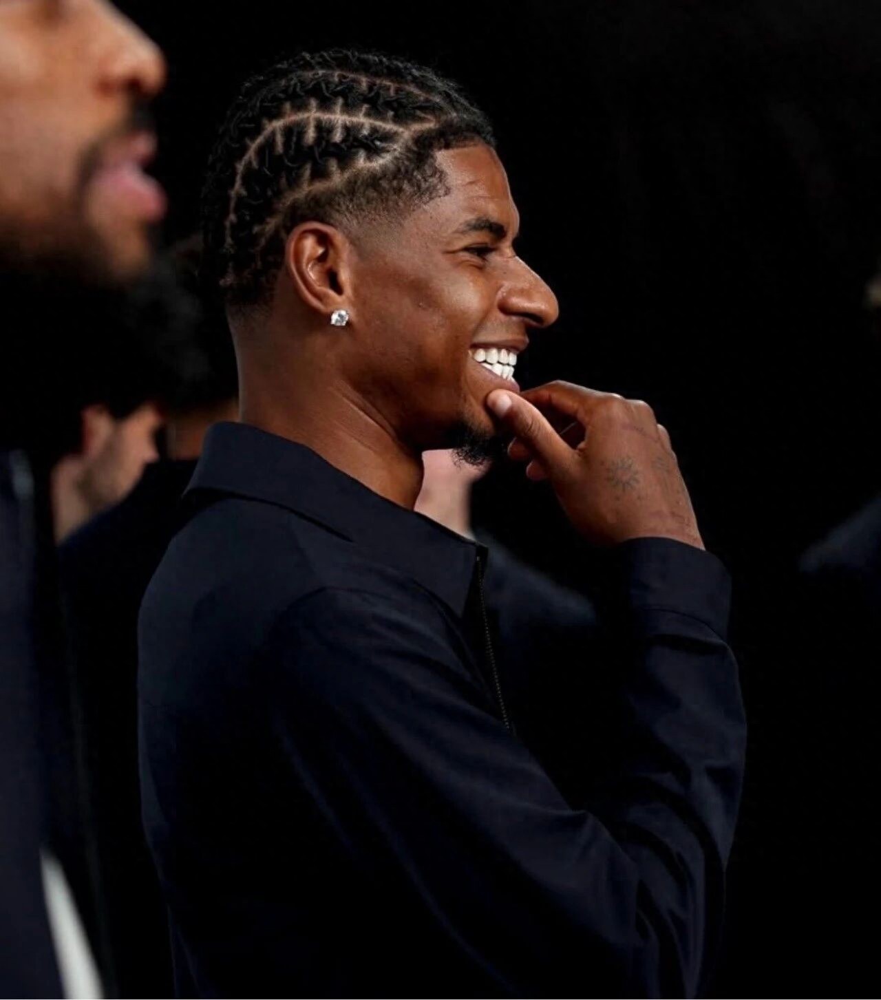 Rashford firmly refuses to accept a pay cut to facilitate a transfer, and Manchester United expects him to stay. Despite facing an awkward situation, he has received support from Carrick.