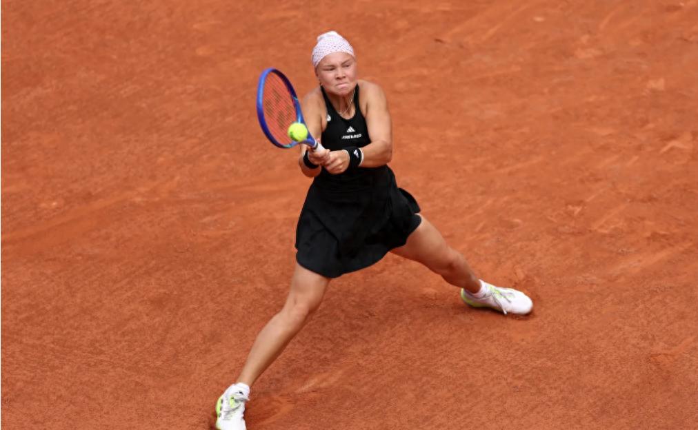 Who is the most outstanding female screenwriter in the first round of the French Open? Ostapenko is first, and Sharapova's successor is second