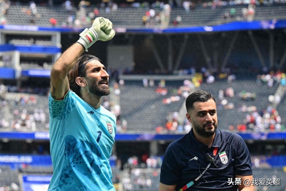 Salute to Iran! Despite constant harassment from the U.S., they remain unbeaten in the first two rounds of the World Cup for the first time, earning cheers from the entire stadium.
