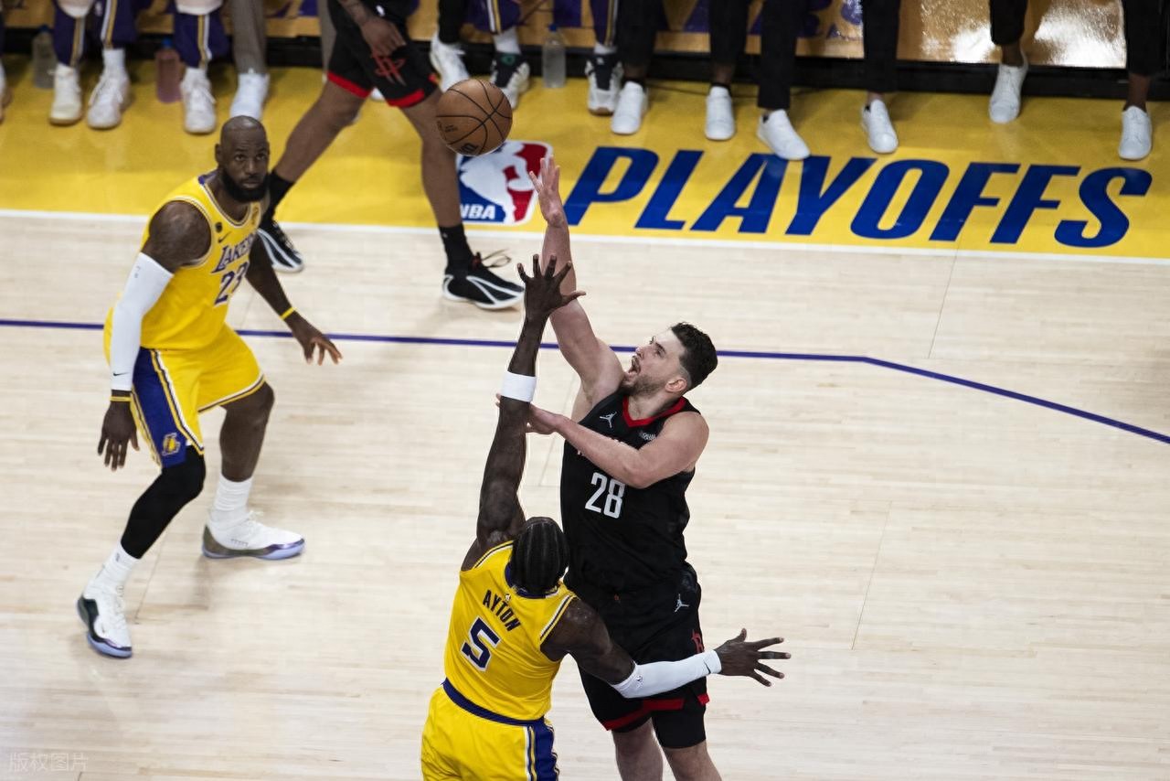 James scores 19+8+13, Kennard hits 5-of-5 threes for 27 points; Lakers defeat Rockets to take 1-0 series lead.