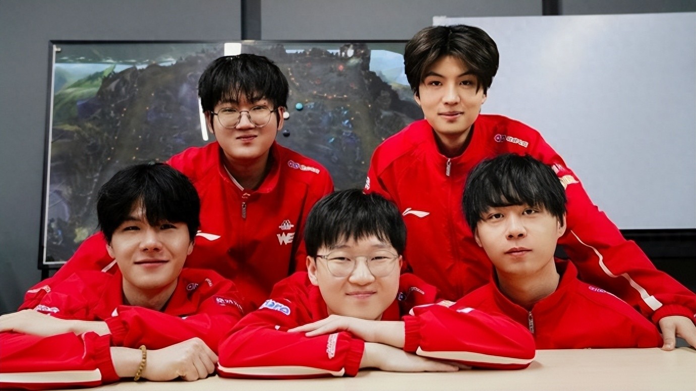 The LPL's new season king has changed! Left Hand comments on HongQ: aggressive playstyle with quite a few mistakes.