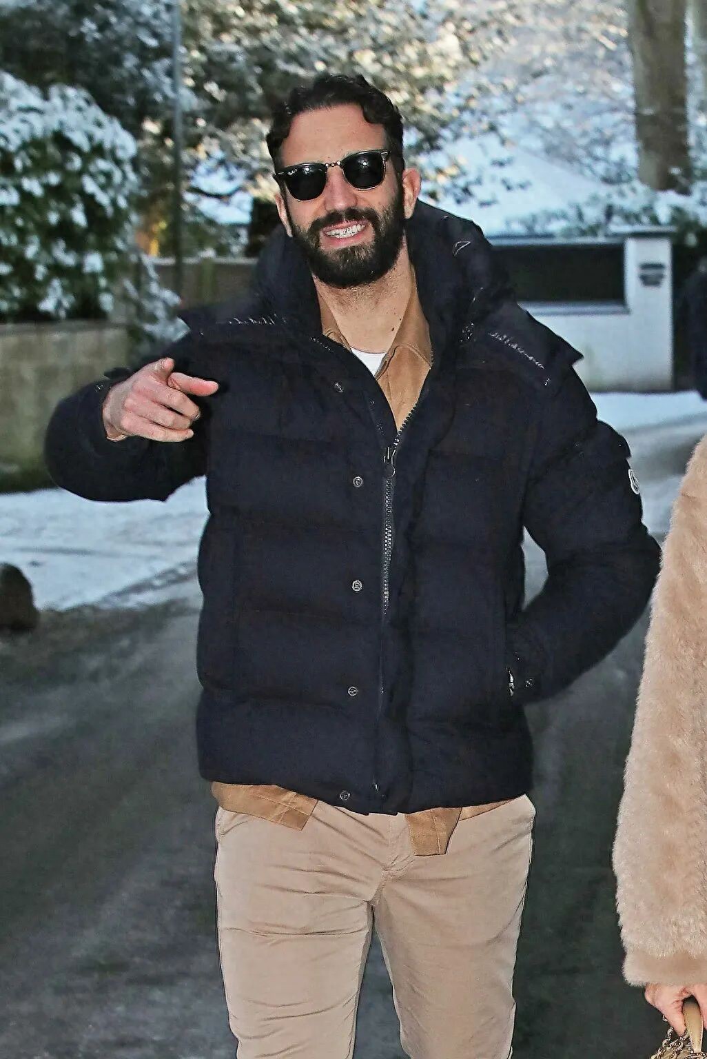 Amorim leaves his position with a beaming smile! Revealed to have taken a six-month break, Manchester United still pays his salary; any new club must pay a release fee to hire him.