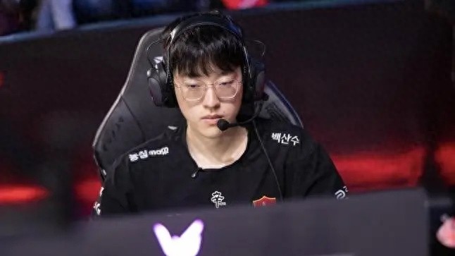 T1's two-game winning streak ended after swapping junglers! Tom explains the reason for the change: the rookie can improve communication and shotcalling