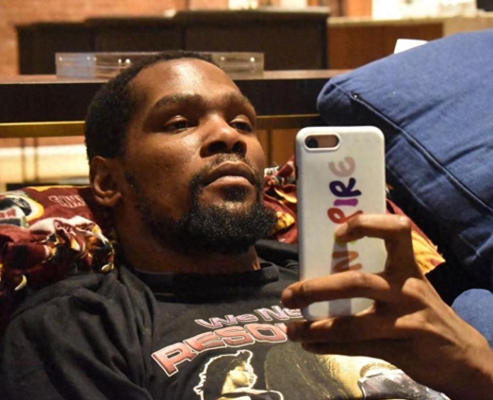 Durant’s alleged alternate account sparks heated debate! Criticism aimed at Rockets and Suns teammates, pundit claims there’s smoke without fire