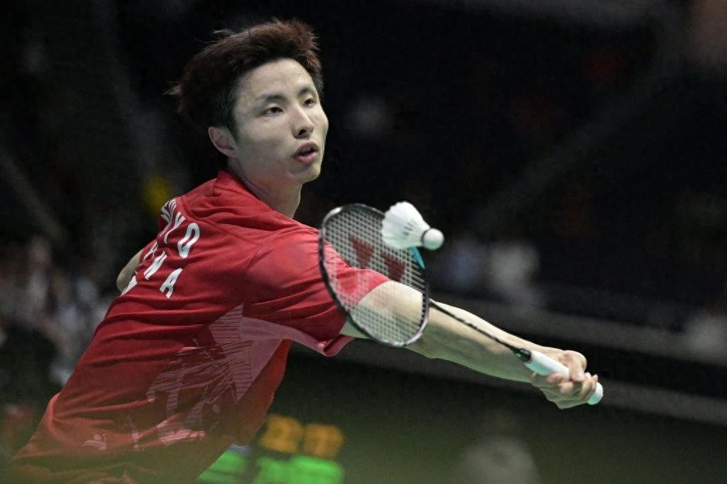Shi Yuqi overcame stomach problems in the first round and reached the top 16 of the 2025 Indonesia Badminton Super 1000 Tournament