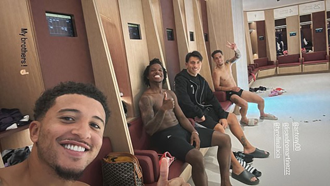 Sancho might move to the US for football because of his girlfriend, not just for money, rejecting Roma! He shared a joyful photo with the Manchester United &#34;Five Rats&#34; brothers.