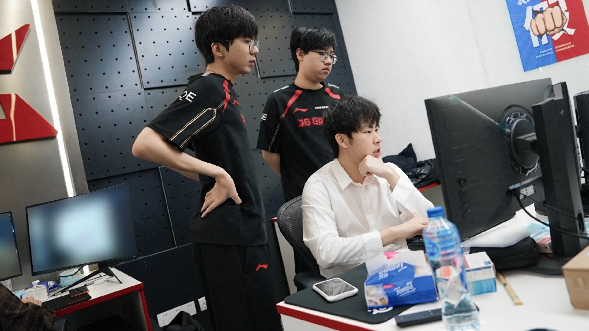 Is BLG right to abandon the all-Chinese lineup? Viper instills team discipline, and Bin, free from being drained, roams wildly.