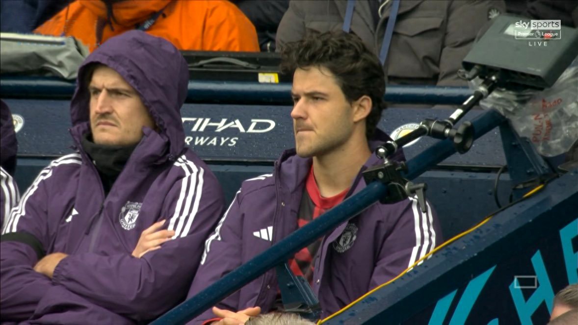 Manchester United plans to sign another goalkeeper next year, with two candidates revealed; Big Martin still a possible addition! Ramens likely to remain a long-term backup.