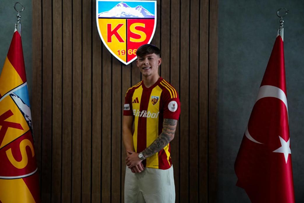 Manchester United officially announces their first departure of the winter transfer window! The new star is confirmed to stay, while two others aim for last-minute transfers.